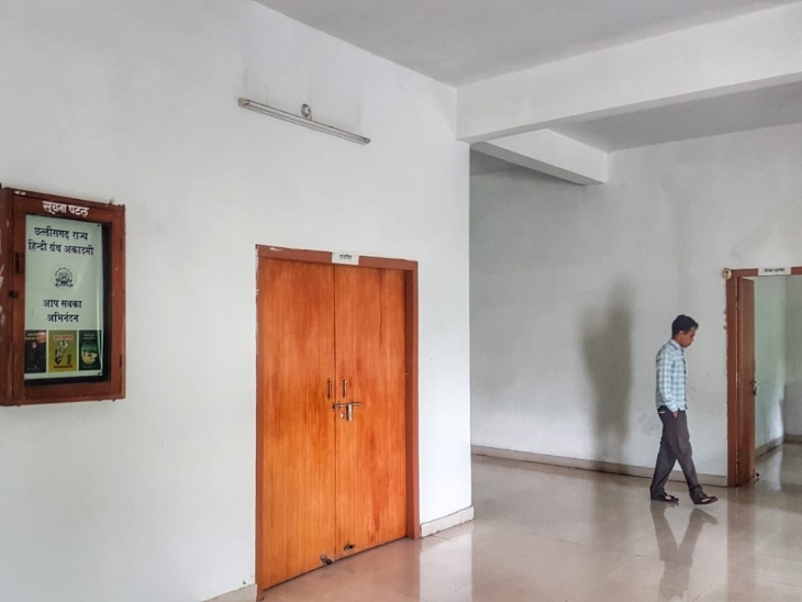 दफ्तर के कई कमरे महीनों से खुले ही नहीं।