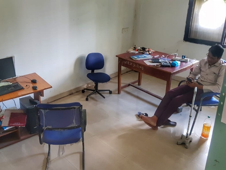 ग्रंथ अकादमी के दफ्तर के भीतर का हाल।