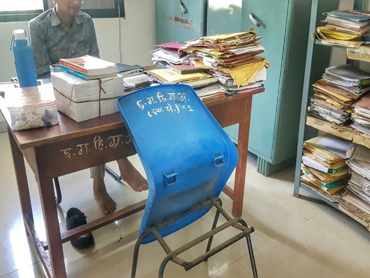 कुर्सी का हाल, तस्वीर है ग्रंथ अकादमी के हॉल की।