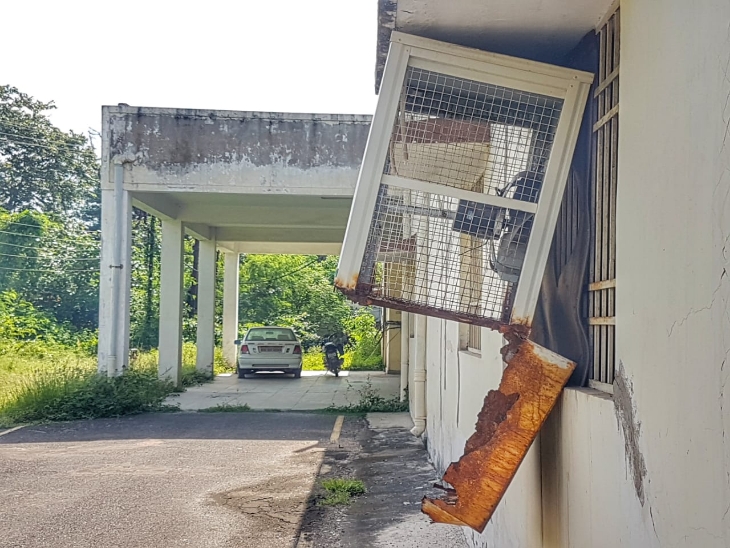 ये कूलर अकादमी दफ्तर में हर रोज झड़ रहा है, एक दिन पूरी तरह से गिर जाएगा।