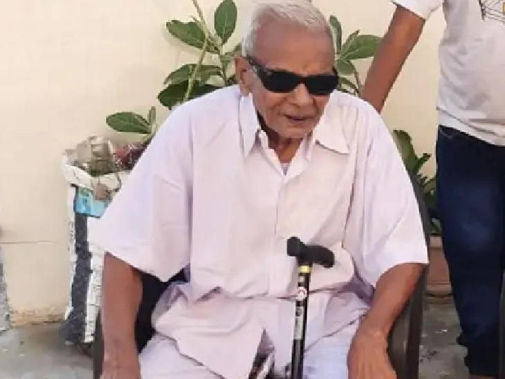 यह तस्वीर बुजुर्ग ब्रहम किशोर श्रीवास्तव की है, इनका कहना है कि तहसील के कर्मचारियों एवं अधिकारियों की भी जांच कर उनके खिलाफ कार्रवाई की जाए।