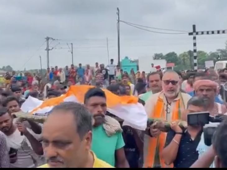गोलीबारी की घटना में मृतक चंदन के दाह संस्कार से पहले केंद्रीय मंत्री गिरिराज सिंह ने उसके अर्थी को कंधा दिया।
