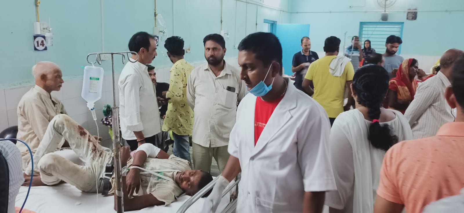 वारदात के बाद शाम 6 बजे से लेकर रात के 9 बजे तक एंबुलेंस के सायरन से बेगूसराय शहर गूंजता रहा। अस्पताल में घायलों का इलाज चल रहा है, 3 की हालत गंभीर है।
