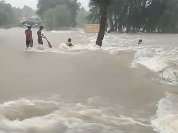 टीकमगढ़ में बाइक को निकालने में युवक नाले में बह गया। यहां 24 घंटे में 7 इंच बारिश दर्ज की गई है।