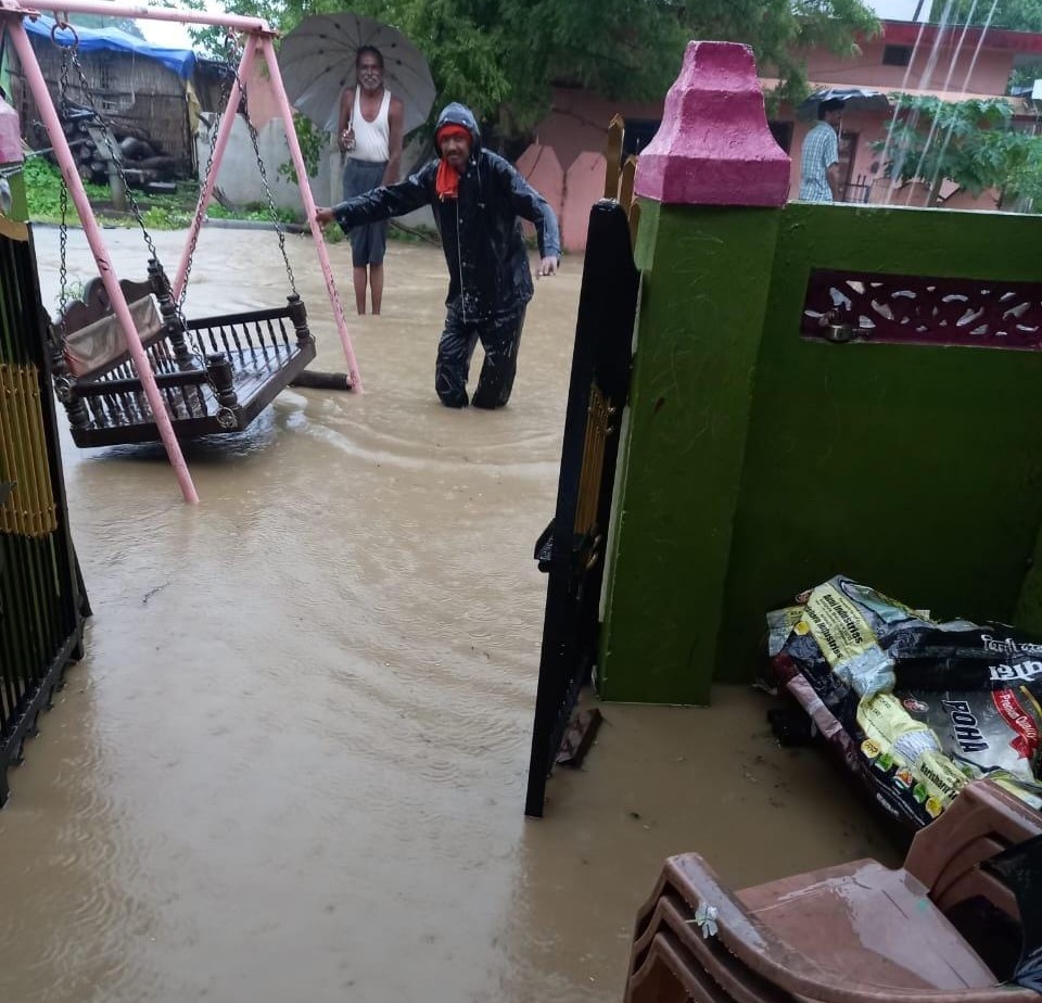 छिंदवाड़ा के पांढुर्णा में नाले का पानी घुसने से घरों में रखा सामान खराब हो गया।