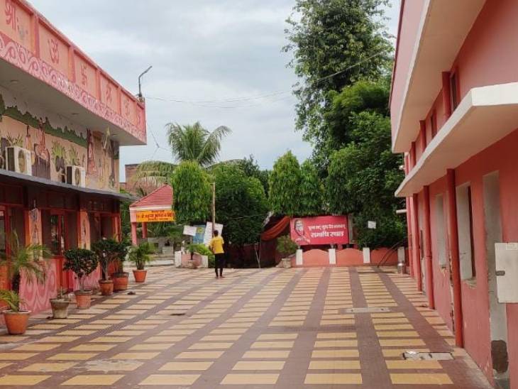 This is the same room where Mahant Narendra Giri used to sleep. Apart from this, worship was also done here.