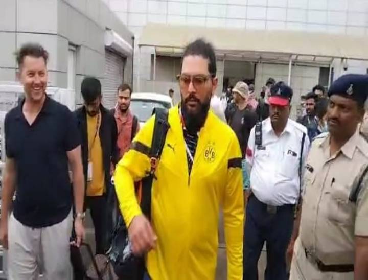 इंदौर एयरपोर्ट पर युवराज सिंह।