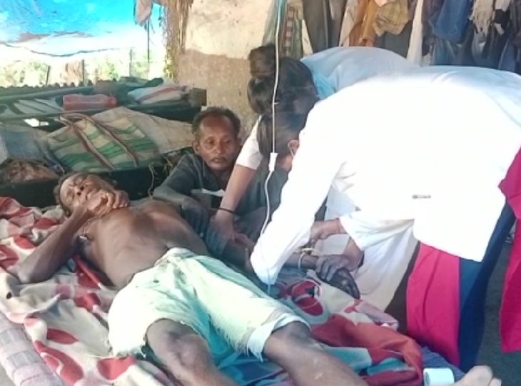 ग्रामीणों का इलाज करती मेडिकल टीम। - Dainik Bhaskar