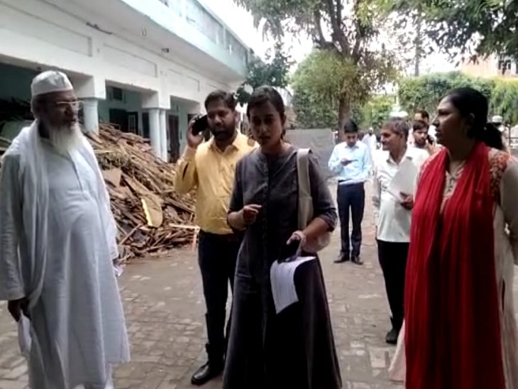 मदरसा महमूदिया सरवट का निरीक्षण करती जिला अल्पसंख्यक कल्याण अधिकारी मैत्री रस्तोगी।