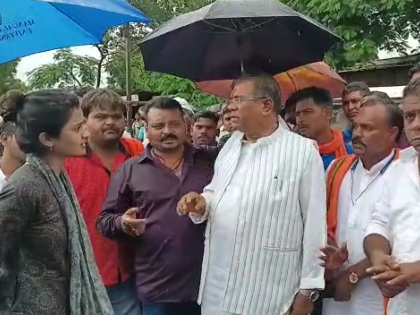 ग्रामीणों से बात करने पहुंचे केंद्रीय मंत्री फग्गन सिंह कुलस्ते।