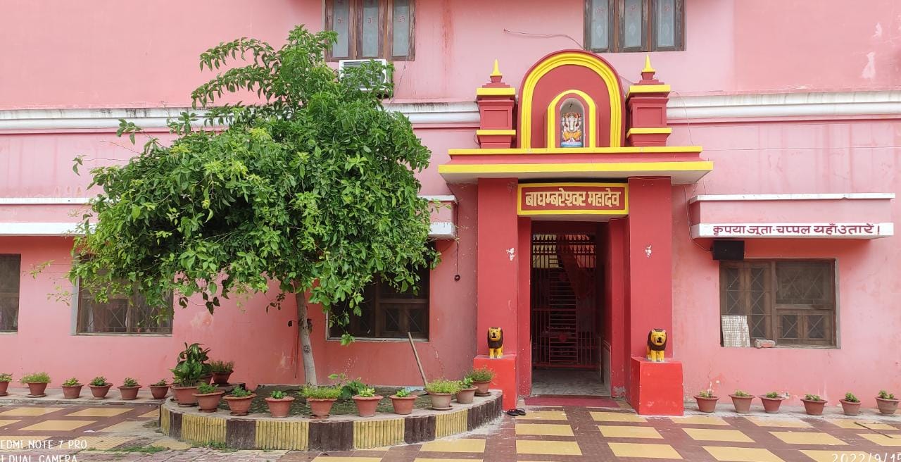 यह बाघंबरी मठ की तस्वीर है। इसके पहले महले पर महंत नरेंद्र गिरि रहते थे।