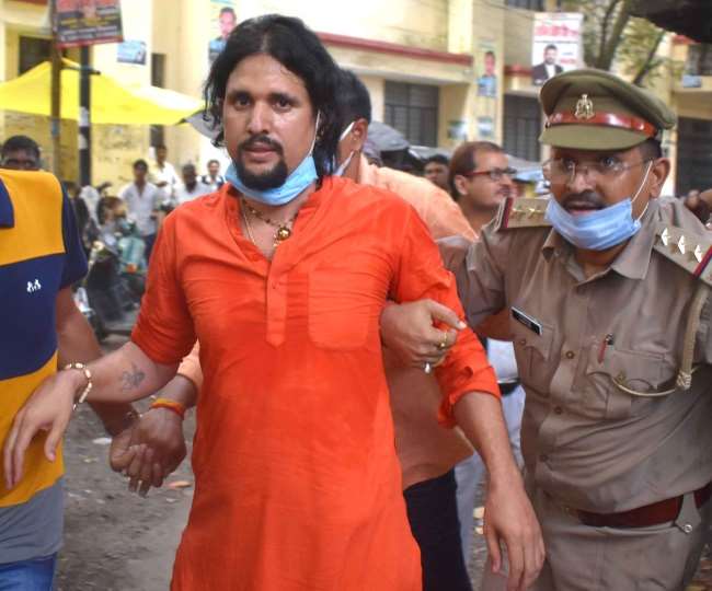 नंरेद्र गिरि मौत के मामले में उनकके शिष्य आनंद गिरि को गिरफ्तार करके ले जाती पुलिस।(फाइल फोटो)