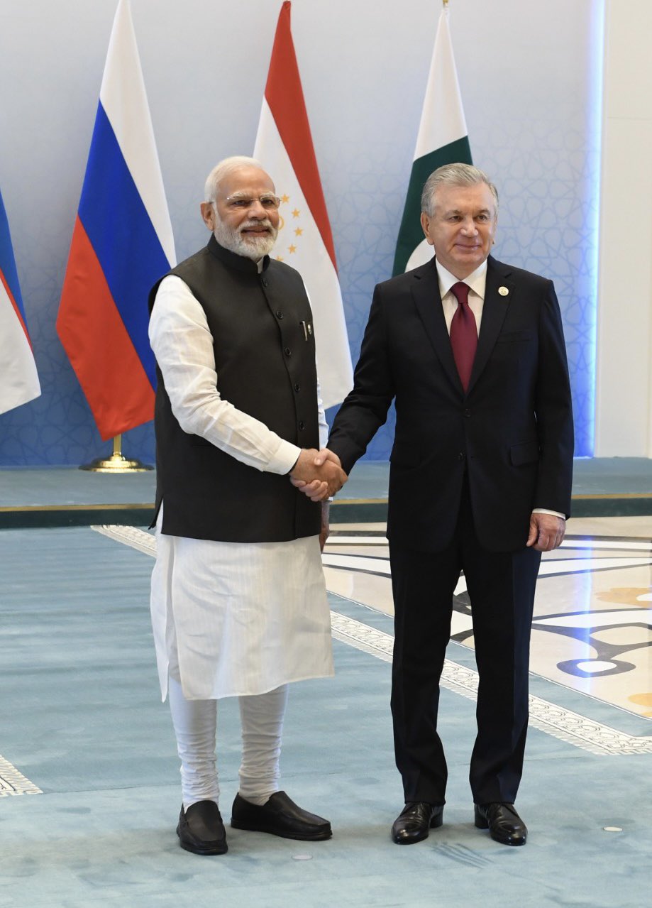 मीटिंग में शामिल होने समिट सेंटर पहुंचे PM मोदी का उज्बेक राष्ट्रपति ने स्वागत किया।