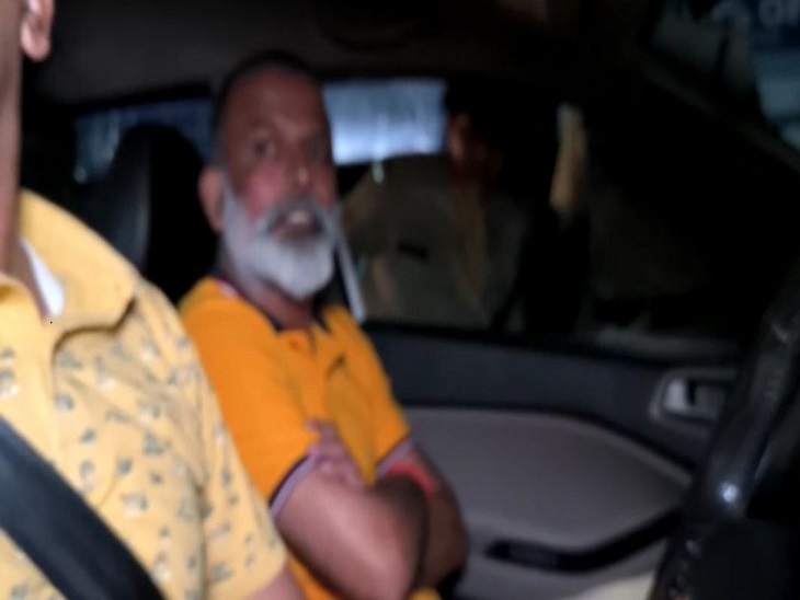 बिना सीट बेल्ट के कार में बैठे मिले पार्षद व उनके साथी को दी समझाइश
