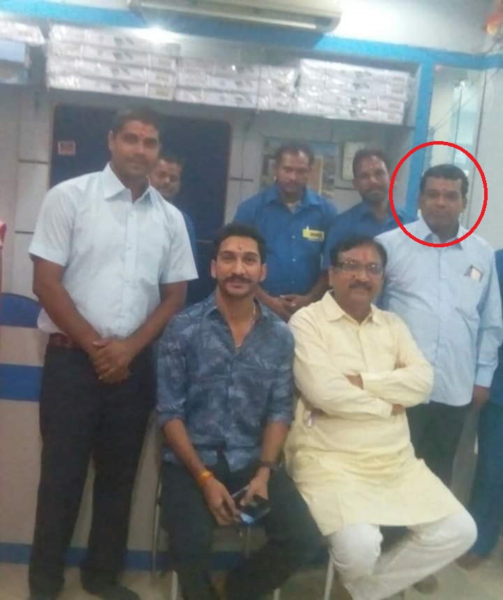 वनमंत्री विजय शाह और जिला पंचायत उपाध्यक्ष उनके पुत्र दिव्यादित्य शाह के साथ आरोपी बिशू भालेराव (लाल घेरे में)।