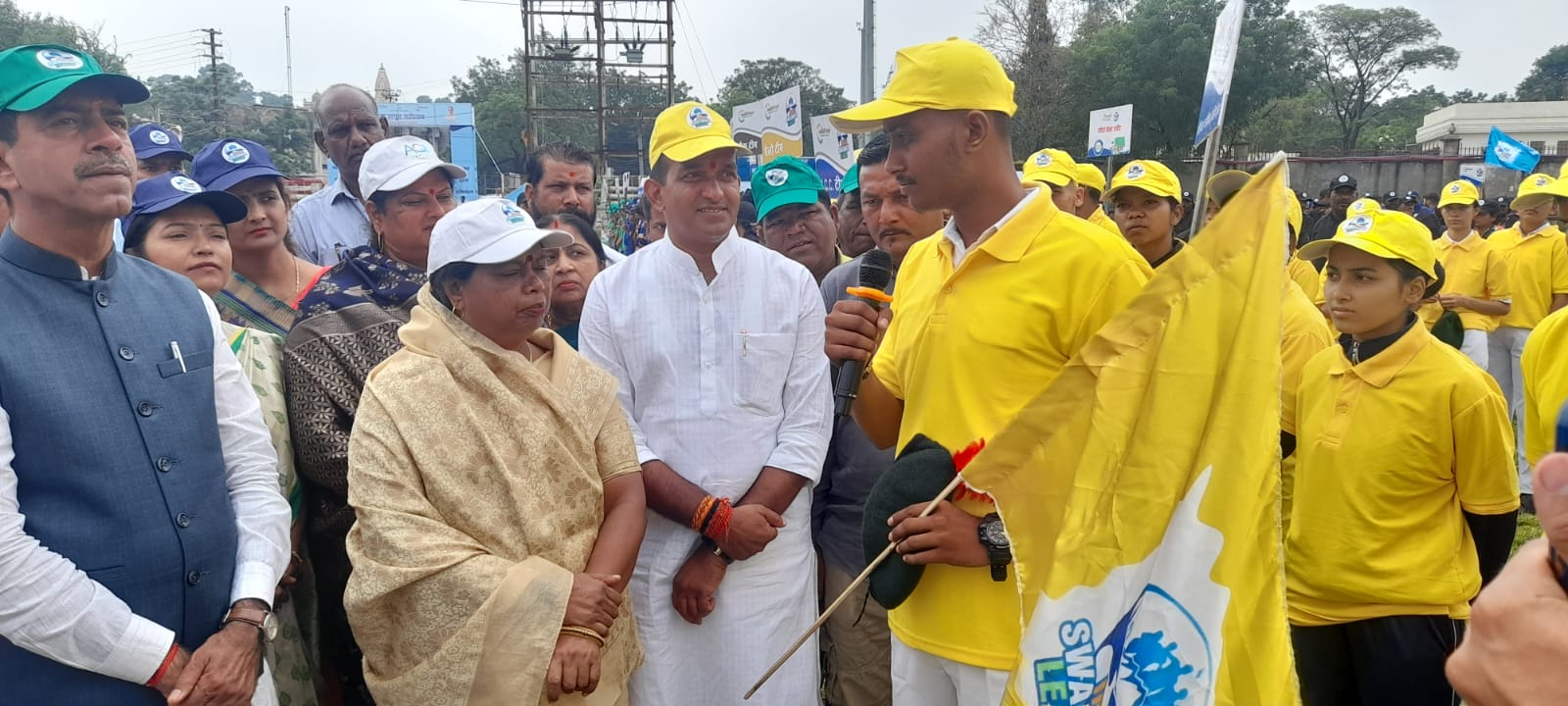 कार्यक्रम में 2700 व्यक्तियों ने मिलकर अलग-अलग रंगों की मानव श्रृंखला बनाई।