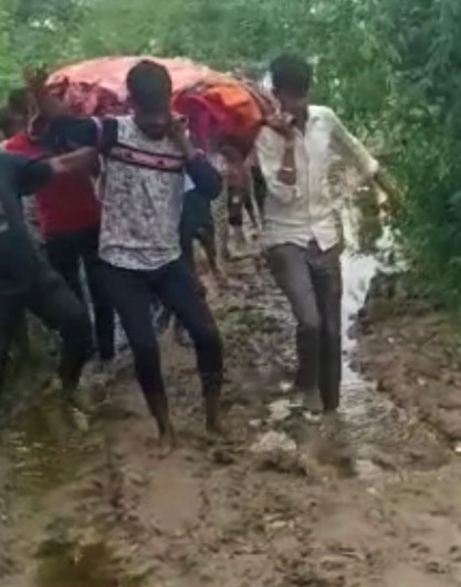 आगरा का हाल बुरा: शमशान घाट का रास्ता जर्जर, 12 लोगों को हाथ में ले जाना पड़ा शव कीचड़ के कारण लोग कई बार उसमे फिसल गए।