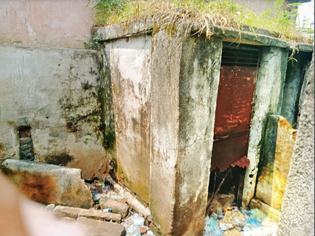 इस तरह गंदगी से पटा है स्कूल का टॉयलेट। - Dainik Bhaskar