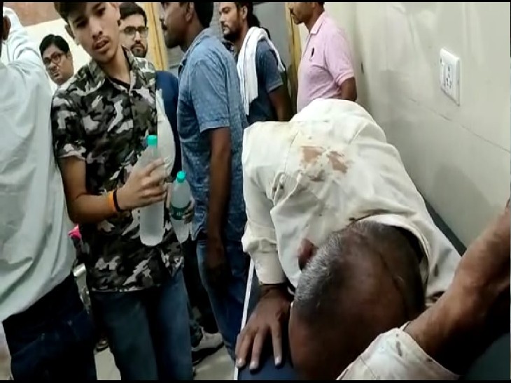 अस्पताल में घायल