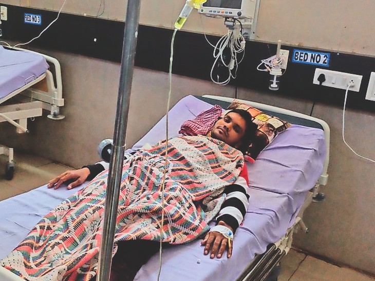 जिला अस्पताल के आईसीयू में भर्ती गौतम पवार। - Dainik Bhaskar