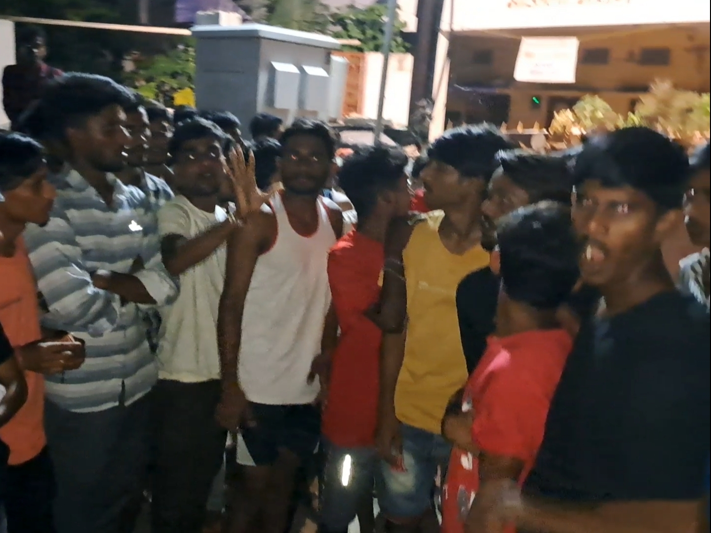 शिकायत लेकर पहुंचे छात्र