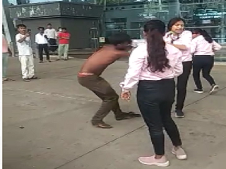 युवक की शर्ट फाड़ी।