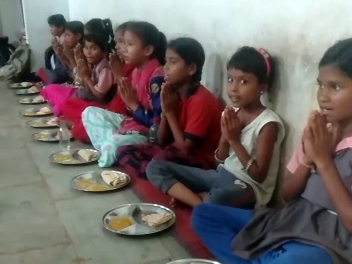 खाना खाने से पहले बच्चों ने की प्रर्थना।