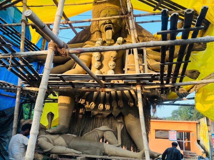 गुना में ही माता की प्रतिमा तैयार हो रही है। - Dainik Bhaskar