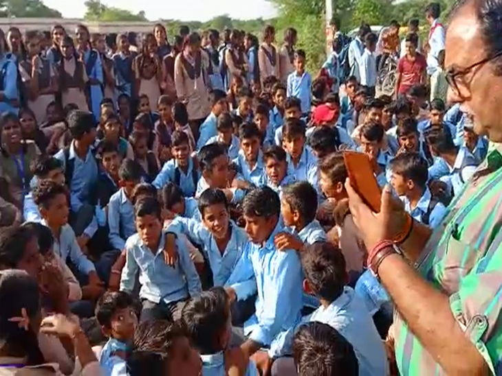 पानी व टीचर्स की कमी पर गुस्साए स्टूडेंट्स: स्कूल के लगाया ताला तो प्रिसिंपल ने तोड़ा जाम लगाकर जताया विरोध पानी व टीचर्स की कमी पर गुस्साए स्टूडेंट्स: स्कूल के लगाया ताला तो प्रिसिंपल ने तोड़ा जाम लगाकर जताया विरोध