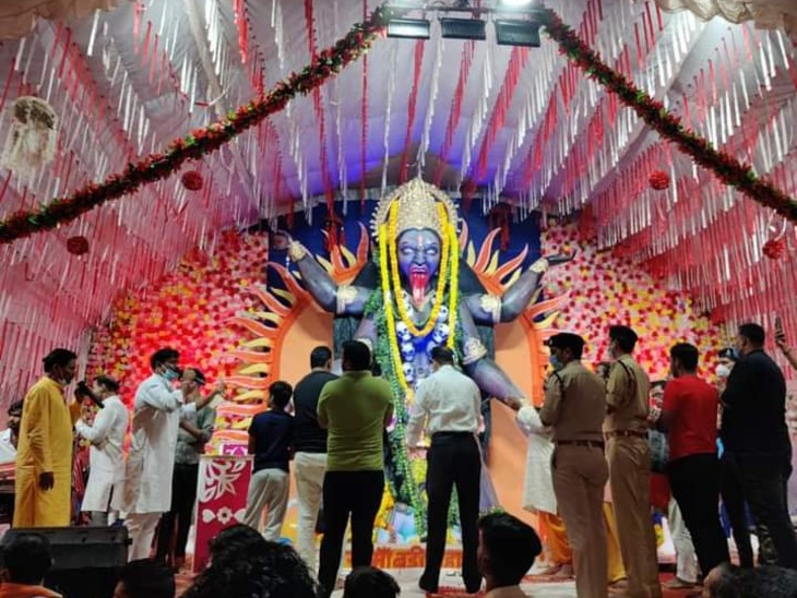 पिछले वर्ष माता का चंडी रूप दर्शाया गया था।