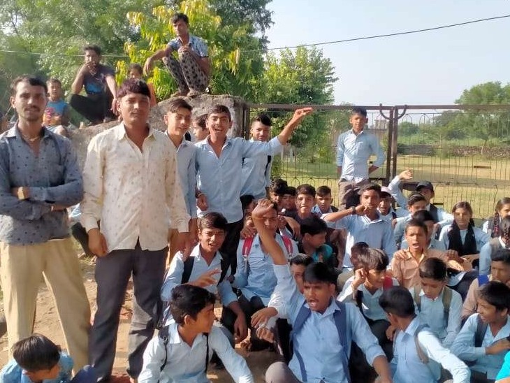 स्टूडेंट ने की तालेबंदी: स्कूल में टीचर की कमी से नाराज स्टूडेंट ने स्कूल का गेट बंद कर किया विरोध स्टूडेंट ने की तालेबंदी: स्कूल में टीचर की कमी से नाराज स्टूडेंट ने स्कूल का गेट बंद कर किया विरोध