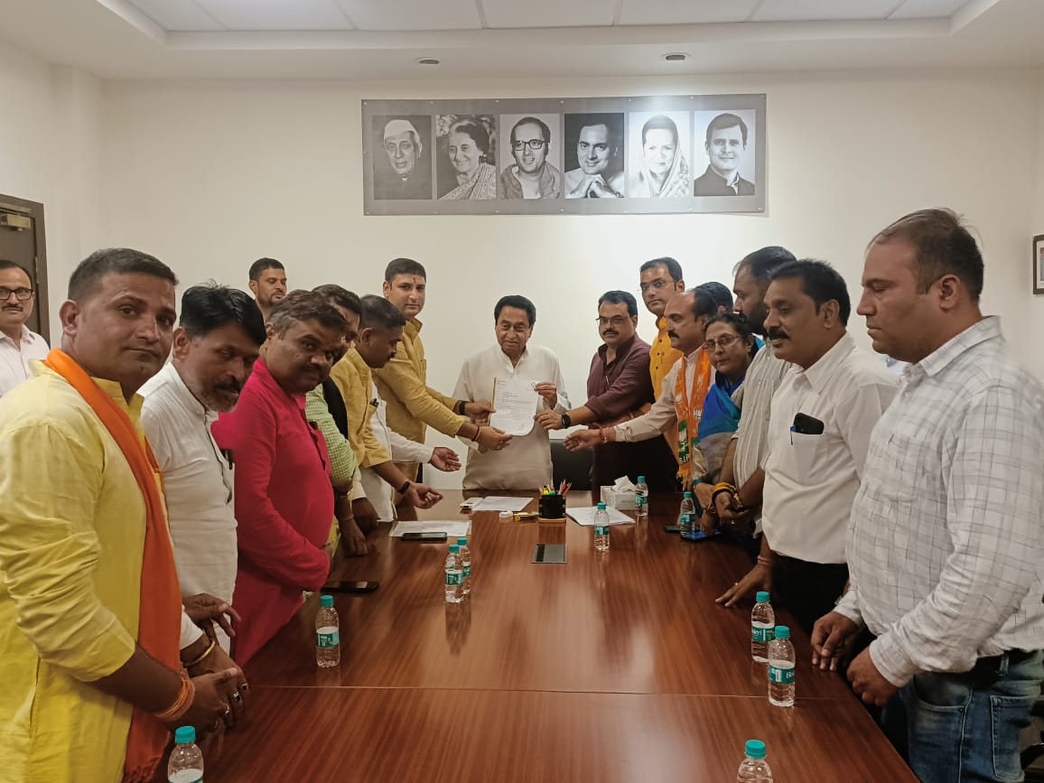 केके मिश्रा के बयान का विरोध करते हुए भाजपा पदाधिकारियों ने भोपाल में पूर्व मुख्यमंत्री कमलनाथ को ज्ञापन सौंपकर कार्रवाई की मांग की।