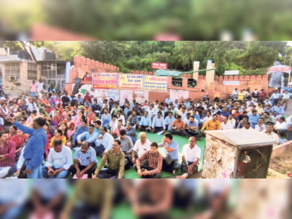 प्रदर्शन: बीएलओ कार्मिकों ने किया शक्ति प्रदर्शन प्रदर्शन: बीएलओ कार्मिकों ने किया शक्ति प्रदर्शन
