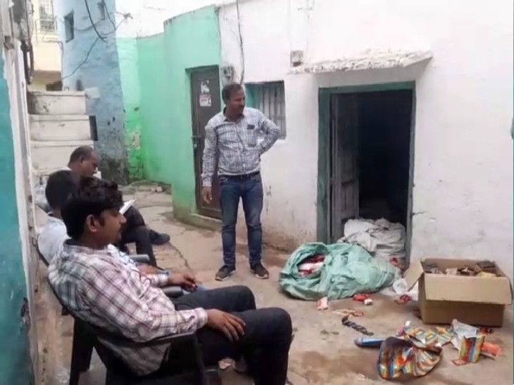 नकली नशा सामग्री के गोदाम पर छापामार कार्रवाई करती पुलिस