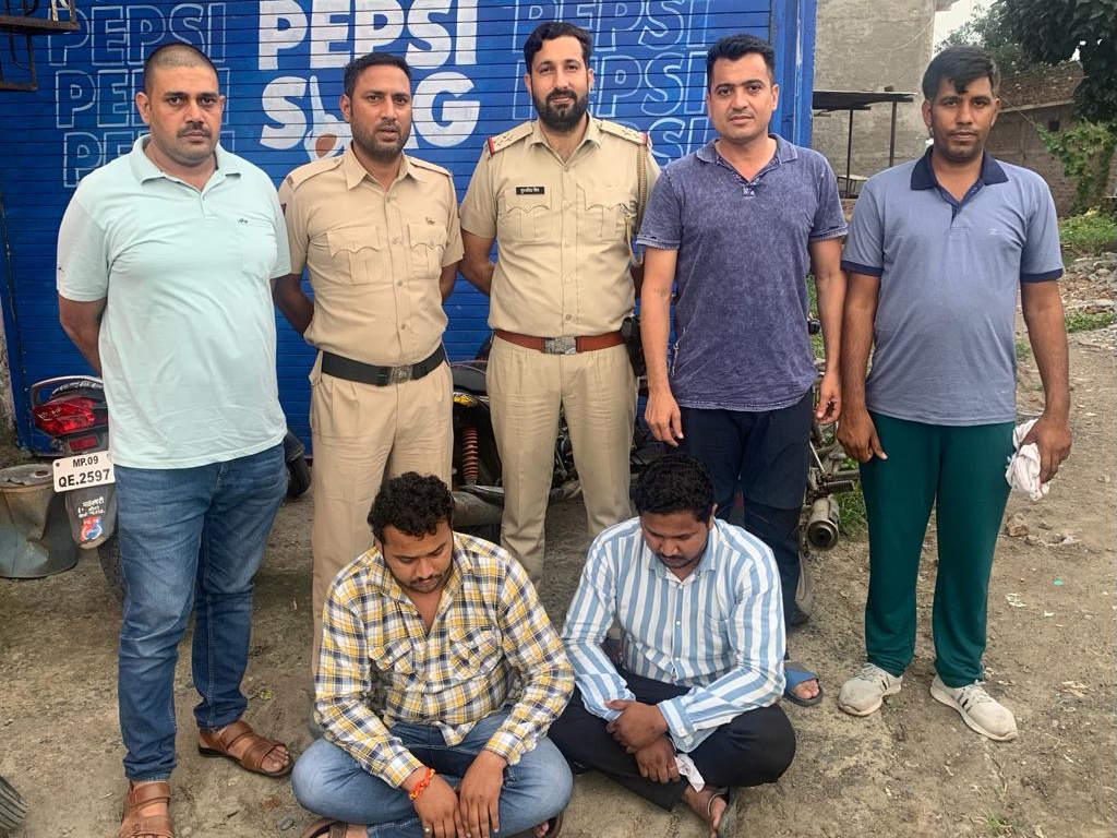 पुलिस के साथ ठगी के दोनों आरोपी। - Dainik Bhaskar