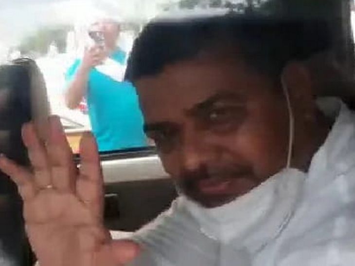 पूर्व विधायक ने 70 सूत्रीय मागें पूरी नहीं होने पर सेंट्रल विस्टा को बम से उड़ाने की धमकी दी थी। समरीते दिल्ली पुलिस की गिरफ्त में हैं।