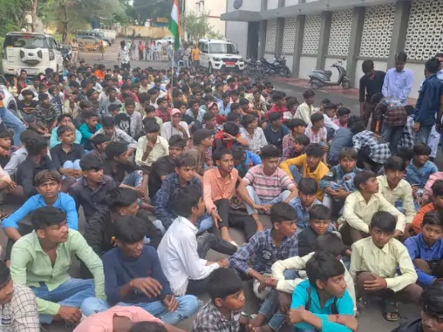 ये छात्र 32 किमी चलकर पहुंचे थे कलेक्ट्रेट
