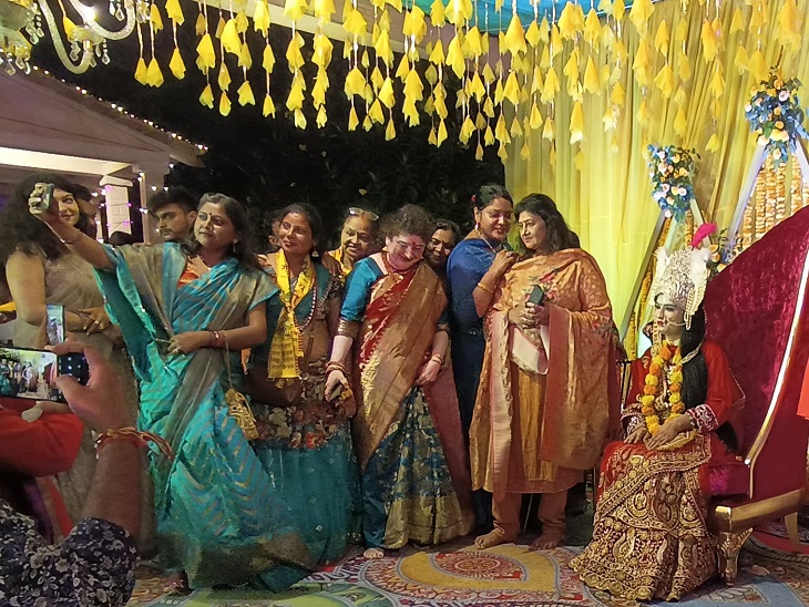 Mehndi ceremony completed at Janak's residence, women took photos