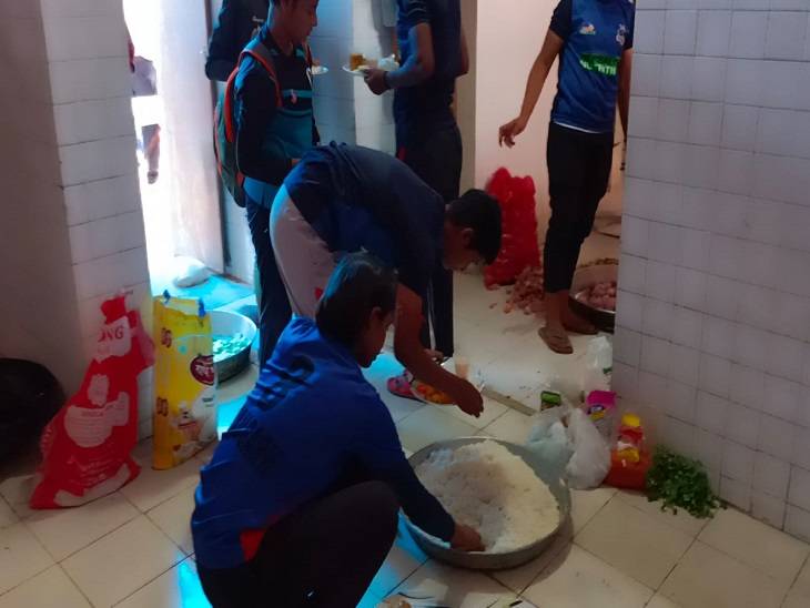 लंच की कच्ची सामग्री भी टॉयलेट में रखी गई, यहीं पर तैयार की गई।