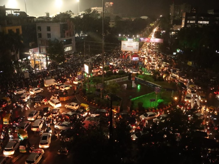 जंजीरवाला चौराहा के आसपास जाम लगा तो चारों ओर वाहन थम गए। फोटो | संदीप जैन - Dainik Bhaskar