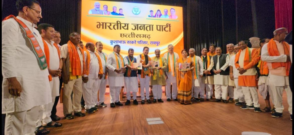 दूसरे दलों से आए नेताओं का भाजपा में स्वागत किया गया।