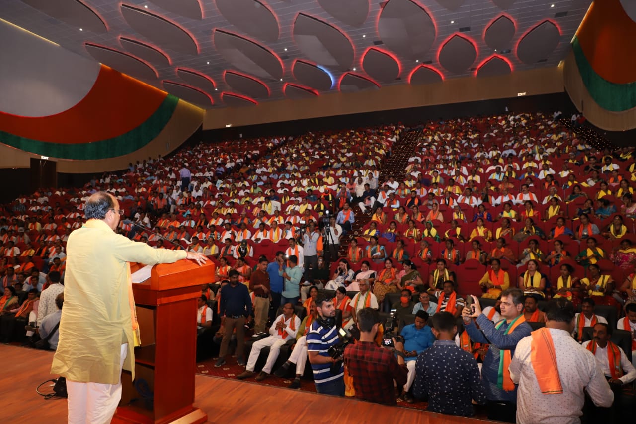 इस तरह भरा रहा हॉल।