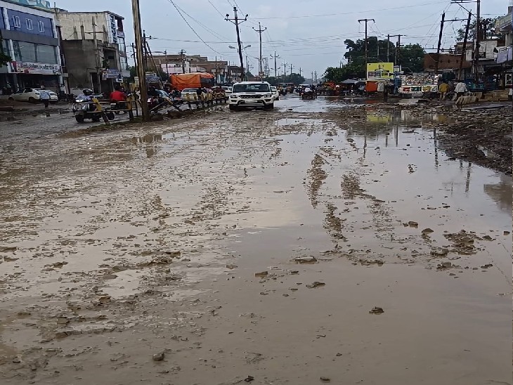 गिट्टी डलने ेक बाद मौजूद कीचड़
