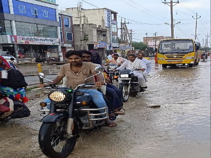 गिट्टी के बावजूद लबालब गडढे व उनमें से निकलते वाहन