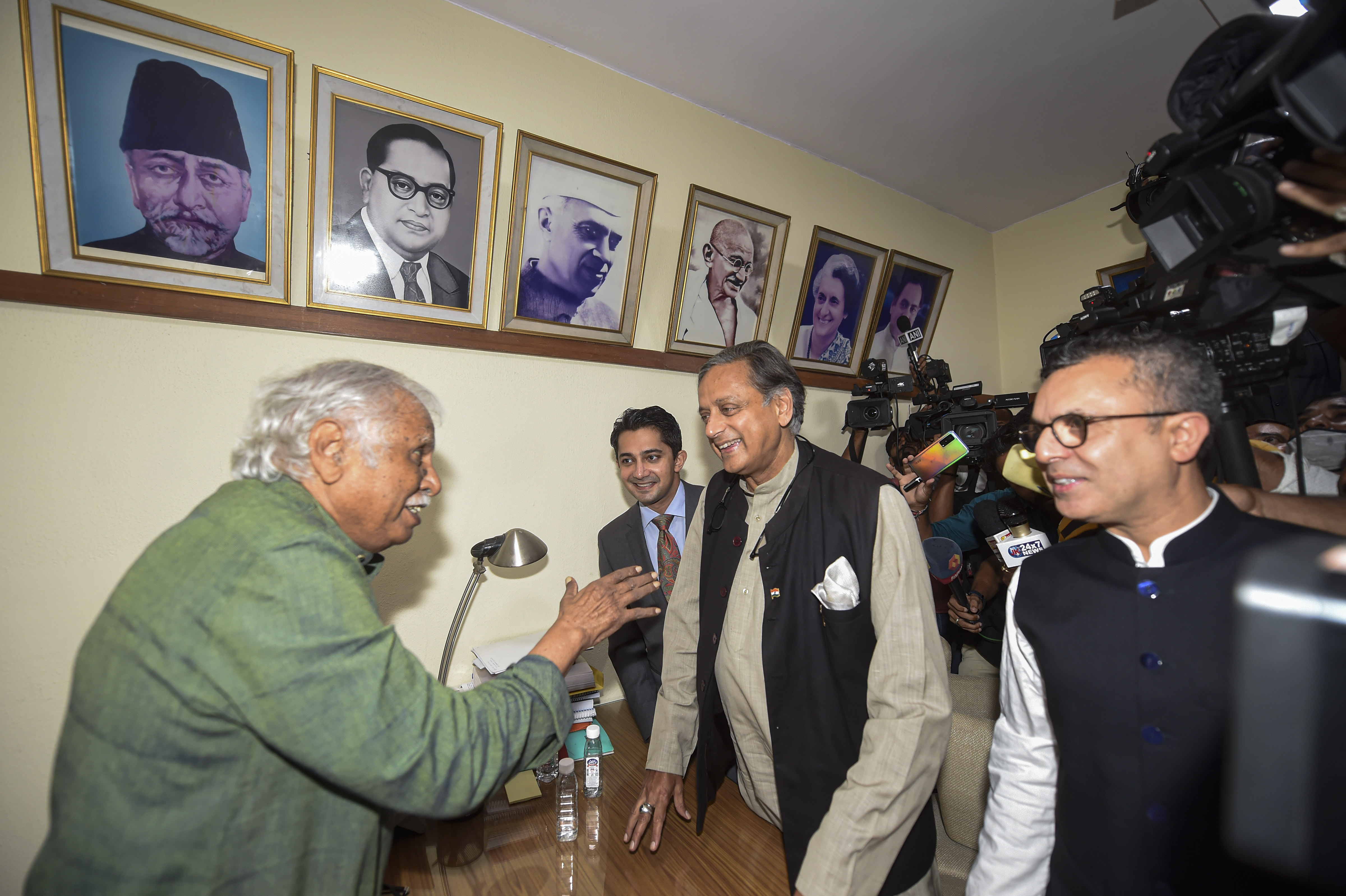 शशि थरूर बुधवार सुबह कांग्रेस मुख्यालय पहुंचे। यहां उन्होंने सेंट्रल इलेक्शन अथॉरिटी के चैयरमेन मधुसूदन मिस्त्री से मुलाकात की।