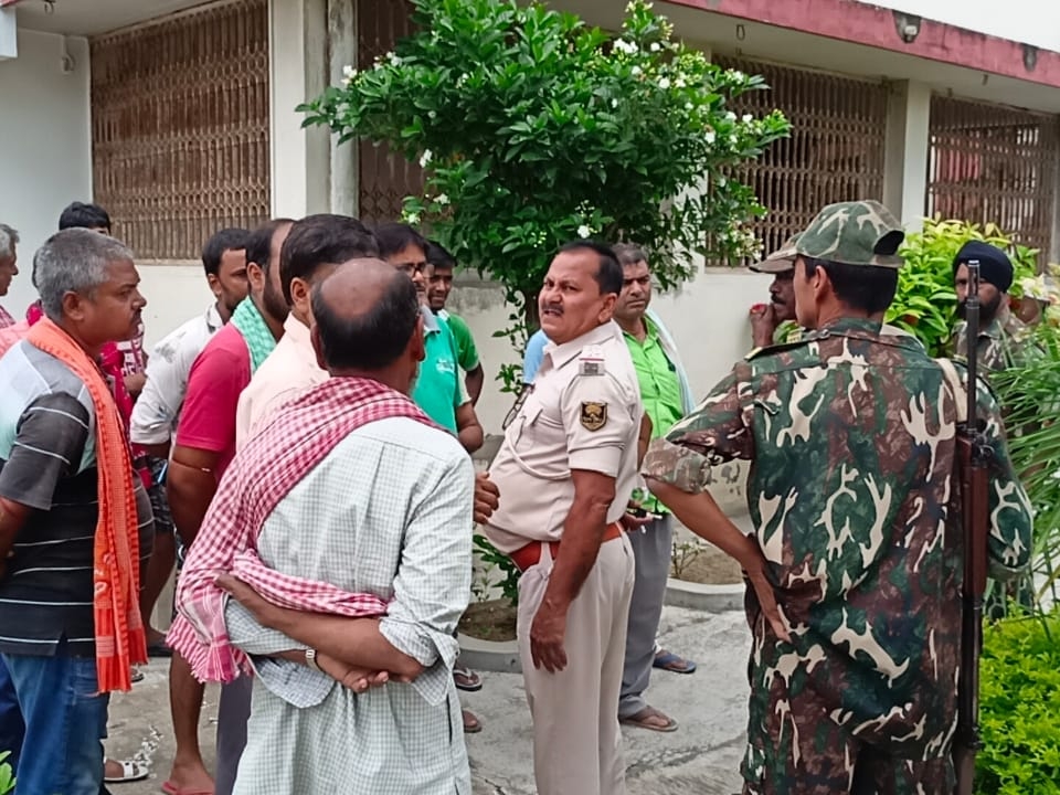घटनास्थल पर जांच करने पहुंची पुलिस।
