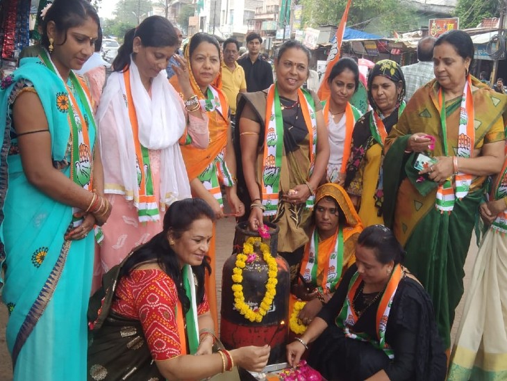 सिलेंडर की पूजा करतीं महिला कांग्रेस कार्यकर्ता। - Dainik Bhaskar