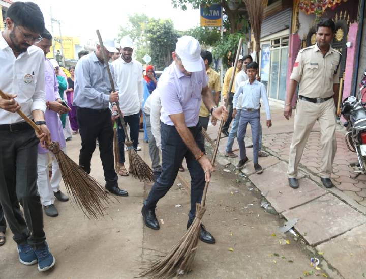 फंदा में झाड़ू लगाते कलेक्टर अविनाश लवानिया, जिला पंचायत सीईओ ऋतुराज सिंह एवं अन्य।