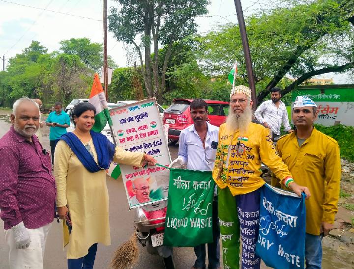 कार्यक्रम के दौरान ग्रामीणों को स्वच्छता रखने की सीख भी दी गई। गांव में भोपाल के स्वच्छता कार्य से जुड़े सैफुउद्दीन भाई भी पहुंचे।