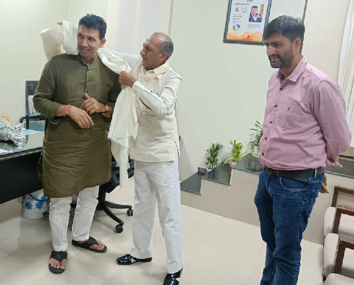 कांग्रेस नेताओं के घर जाकर जेपी कर रहे मुलाकात